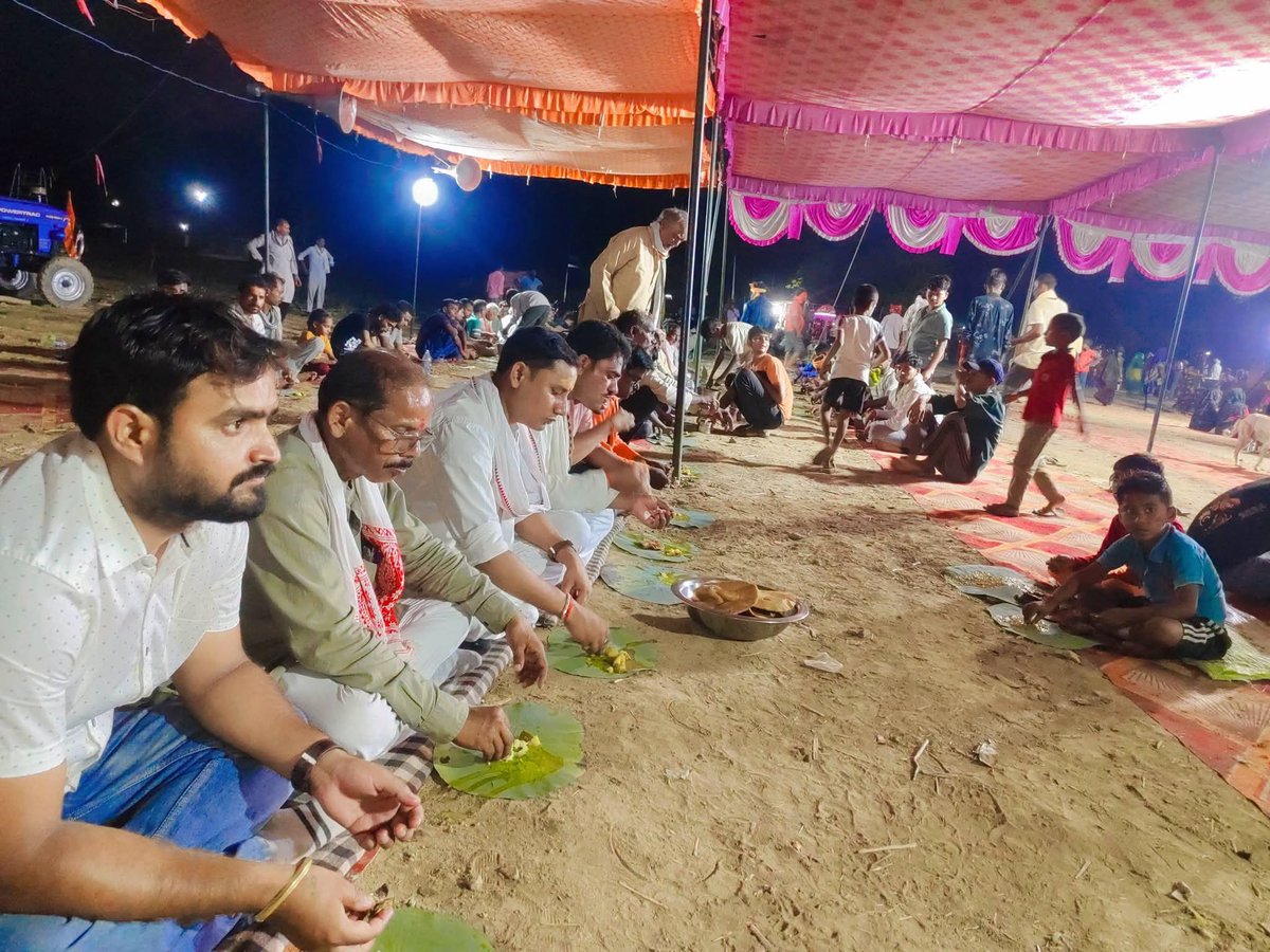 shiva8aug's tweet photo. #पढ़ौरी_गाँव_से_तो_हमारा_गुरु_भाई_का_रिश्ता_है |
आज #मौदहा के स्वामी रोटीरामजी की तपोभूमि #ग्राम_पढ़ोरी में आयोजित #बजरंगबली_मंदिर (#गोसाईं_बाबा)  "7 दिवसीय विशाल विष्णु महायज्ञ एवं श्रीमद् भागवत कथा" के भव्य समापन अवसर पर सम्मिलित होने का सौभाग्य प्राप्त हुआ। https://t.co/46rZ9pSpjn