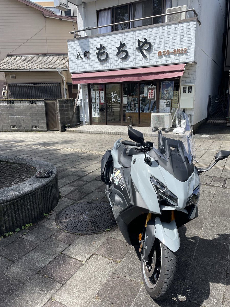 nyagool1970's tweet photo. 朝の涼しいうちに八町もちやさんに
朝カツッ🐱🛵
特製みたらし🍡3つ買いｯ😸💕
コレ絶対旨いヤツ👌😼👍 https://t.co/3IExGJP2Un