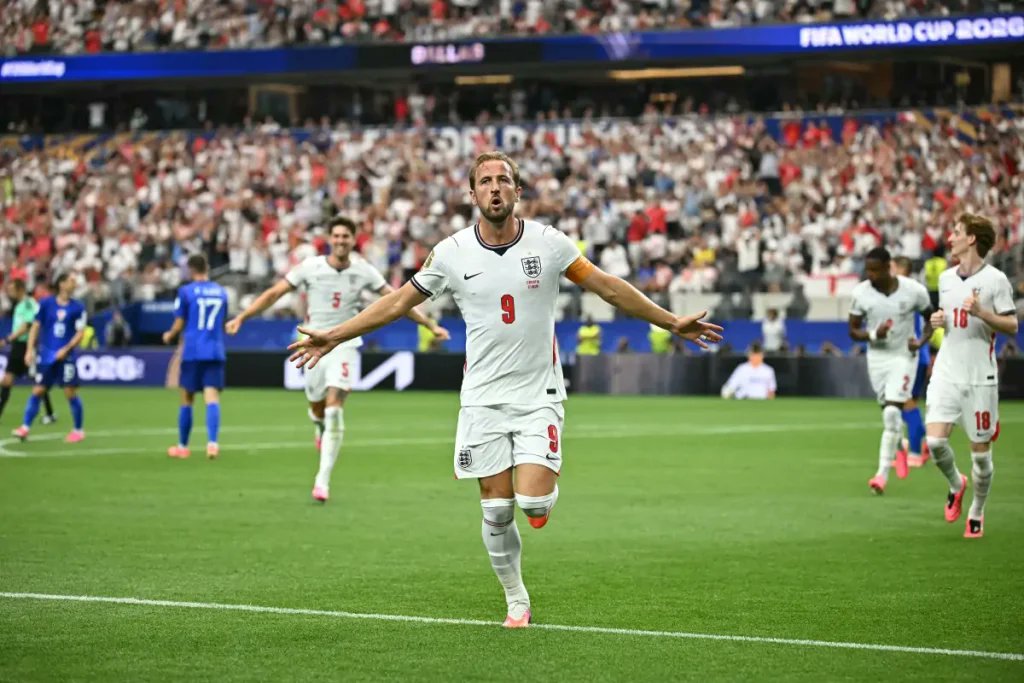 denimenezes14's tweet photo. INGLATERRA, SEGUNDO TÍTULO DEPOIS DE 60 ANOS
Copa do Mundo

COTADA entre as favoritas, a Inglaterra estreou com boa atuação e vitória sobre a Croácia por 4 x 2, diante de 70.389 torcedores, nesta 4ª feira (17), no AT&T Stadium, em Arlington, no estado do Texas, focada no segundo título, 60 anos após ser a terceira das seis seleções a ganhar em casa a Copa do Mundo, com 4 x 2 na Alemanha, na decisão de 1966, em Londres.

COM DOIS GOLS, Harry Kane igualou-se a Gary Lineker, até então único com 10 gols pela seleção inglesa, artilheiro da Copa de 1986, com 6, e 4 gols na Copa de 1990. Kane também passou a ser o terceiro com mais jogos (115) pela seleção, igual a David Beckham, depois do goleiro Peter Shilton (125) e do atacante Wayne Rooney (120).

PARA ABRIR o placar, aos 12 minutos, Harry Kane teve que bater o pênalti duas vezes. Na primeira, o goleiro Livakovic defendeu, mas se antecipou à cobrança, e o árbitro francês Clement Turpin mandou repetir. Na segunda, marcou no canto esquerdo e tornou-se o primeiro da história das Copas a converter cinco pênaltis.

ALÉM DISSO, Harry Kane livrou-se do fantasma da Copa de 2022, quando isolou uma cobrança de pênalti, aos 39 do 2º tempo, nas quartas de final, em que a Inglaterra poderia ter ido à prorrogação, mas foi eliminada pela França (2 x 1). Kane havia feito o gol da Inglaterra, aos 9 minutos, deslocando o goleiro Hugo Lloris na cobrança de pênalti.

A CROÁCIA empatou aos 36, com o meia-atacante Martin Baturina, de 23 anos, do italiano Como FC, de fora da área. Kane recolocou a Inglaterra em vantagem, aos 42, e o atacante Petar Musa, de 28 anos, do Dallas FC, da Liga dos Estados Unidos, voltou a empatar.

NA VOLTA DO INTERVALO, logo aos 2 minutos, Jude Bellingham, do Real Madrid, marcou o 3º gol, a Inglaterra manteve o jogo sob controle, e fechou o placar aos 40, com Marcus Rashford, ponta-esquerda de 28 anos, campeão espanhol com o Barcelona, que não exerceu a cláusula de compra, e ele volta ao Manchester United para a temporada 2026-2027.

Fotos: PAUL ELLIS / AFP