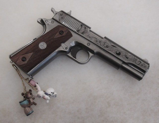 angelicalbruise's tweet photo. babydoll's colt 1911 pistol used in suckerpunch ♡ https://t.co/l7lHGCuvBx