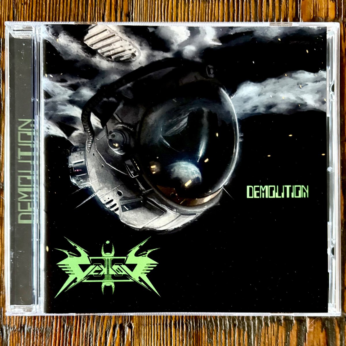 zrdgmd's tweet photo. きのう聴いたCD
Vektor
Demolition
2006
USスラッシュメタル1stデモの23年再発盤。高度な演奏技術でスリリングに展開していくテクニカル・スラッシュだが、プログレというほど実験的にならず、リードGなんかはわかりやすくメロディック。先鋭的な部分と大衆性のバランスが、よく計算された快作。 https://t.co/0RvlfTSv0y