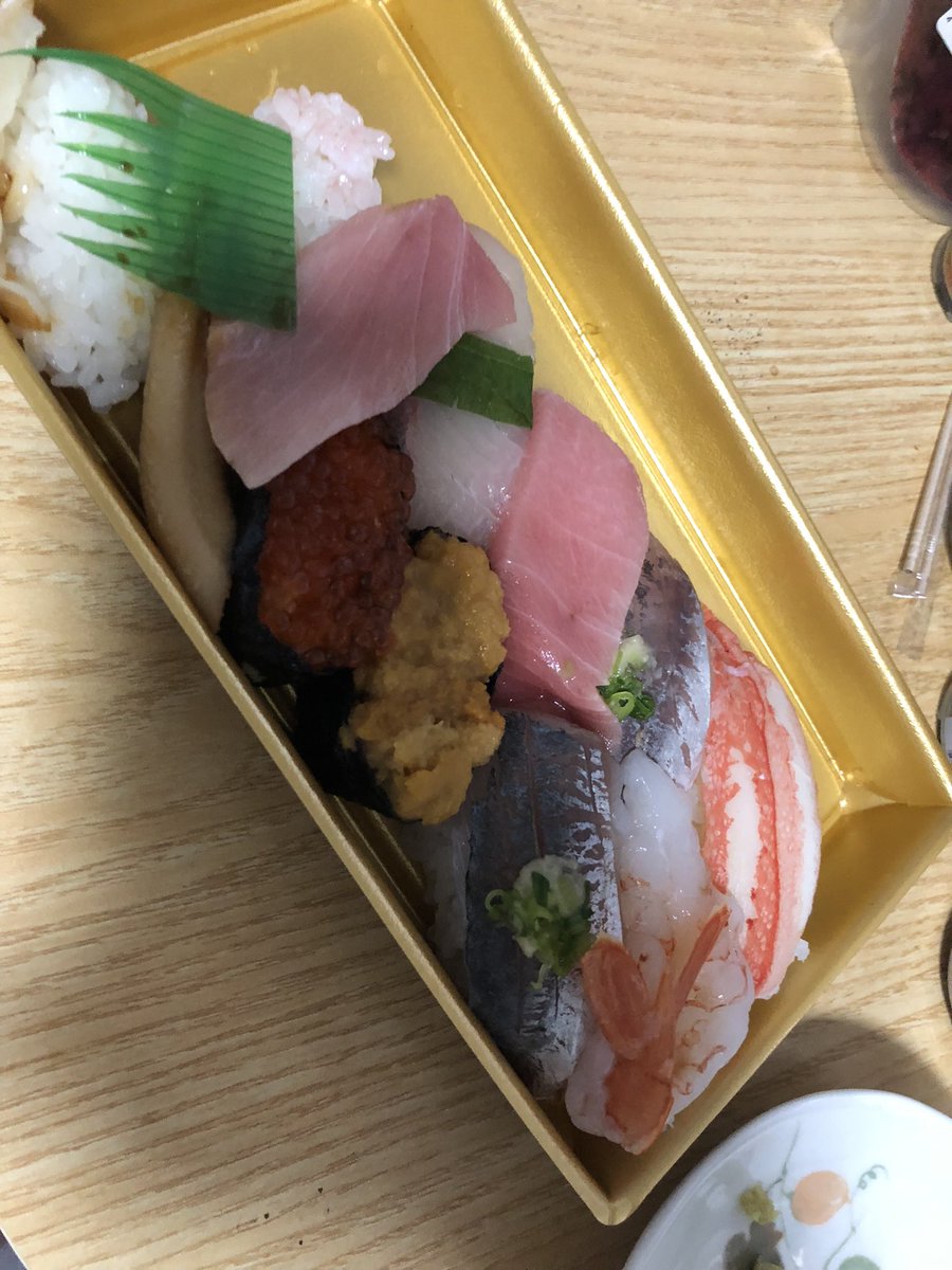 BlueBlack2007's tweet photo. せっかく、少し高めのお寿司を買ってきたのに、カバンの中でひっくり返ってて、
あーあ
もー、残念
なんとか、なおして食べるのだ https://t.co/wf9s4V0d54