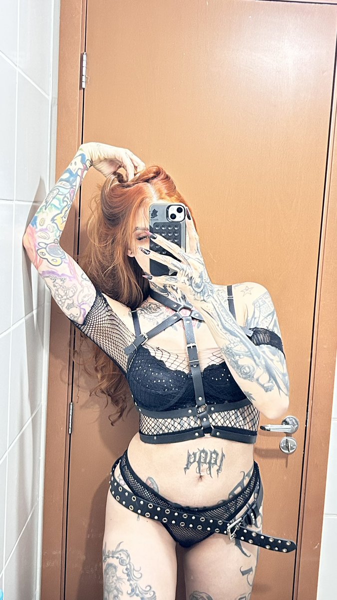 djmarimoura's tweet photo. Oi mo 
Amor próprio n chupa meus peitos 😭 https://t.co/Z5wXV7SCgI