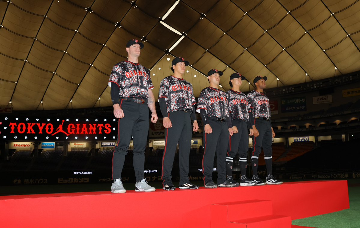 sanspo_giants's tweet photo. プロ野球界初となるジョーダンブランドとのコラボ企画発表会🏀⚾

#キャベッジ #大勢 #岸田行倫 #田中瑛斗 #ライデル・マルティネス 選手が特別ユニホーム姿をお披露目（撮影・岩崎叶汰）

#巨人 #ジャイアンツ #giants https://t.co/cejo8jJQPa