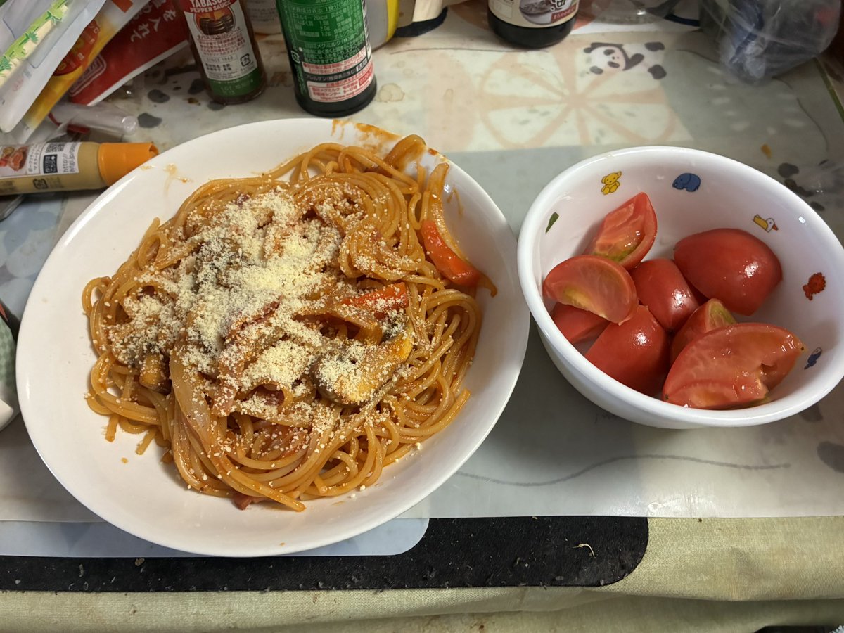 sirohebi_0814's tweet photo. お昼ご飯ˡᵘⁿᶜʰ𓌉◯𓇋
今日も朝抜きで早めに🤗
母のナポリタンとトマト🍝🍅
ナポリタンは具だくさんでおかわりでお腹いっぱい(*°∀、°*)
トマトはいちごみたいに甘かった🍓
今日は暇なので動画見てる👀✨ https://t.co/EnWUjtAezV
