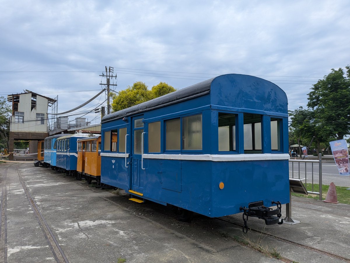 dragon11qq's tweet photo. 台湾糖業鉄道蒜頭駅
左:新型客車
右:旧型客車（非冷房） https://t.co/jBgG2RXnXu