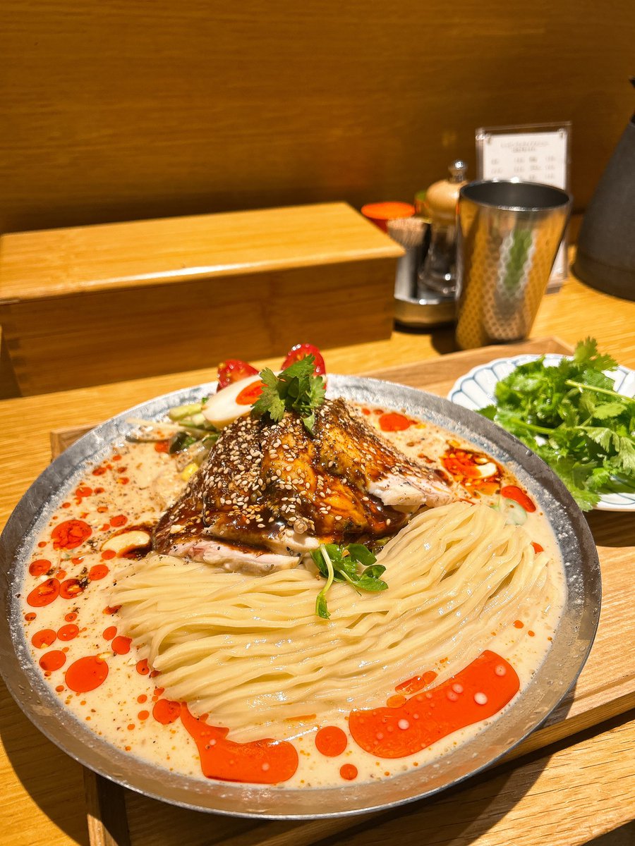 mchan_ramen's tweet photo. 夏限定のヨダレ鶏の冷やし豆乳麺が気になりすぎて九段下の二階堂へ🏃‍♀️混雑投稿目立ってたから気合い入れて早く行ったら余裕でPPでした雨だったからかな😂ビジュ強すぎる麺は味もしっかり美味しい！麺線美しい麺はコシがすごくて食べ応え🙆‍♀️よだれ鶏もしっとり柔らかくピリ辛タレが美味しかった〜❤️‍🔥 https://t.co/e7ZndhjOix
