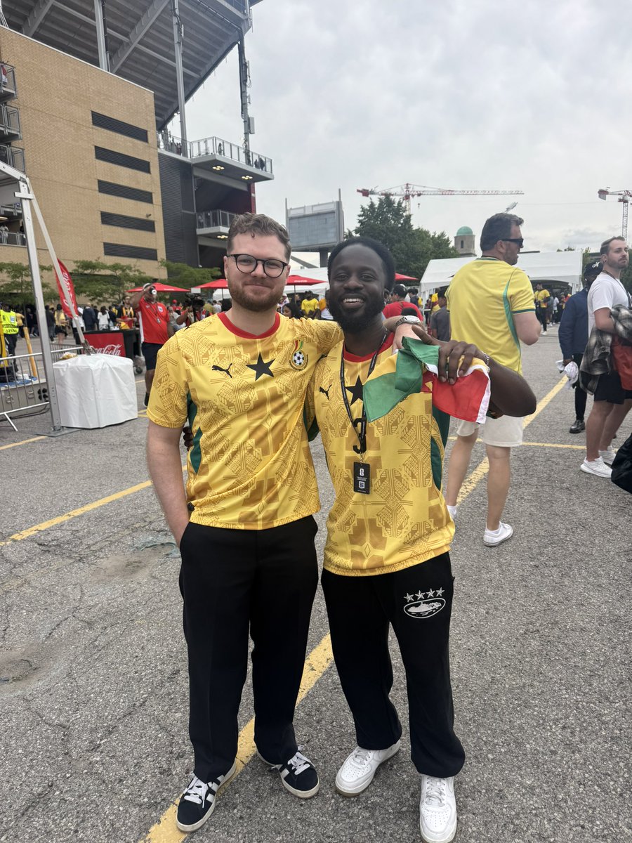 Juic3Boy's tweet photo. Great to meet you my guy! Big victory! 🇬🇭 @Scott_Geelan https://t.co/CZiE6YG4r9