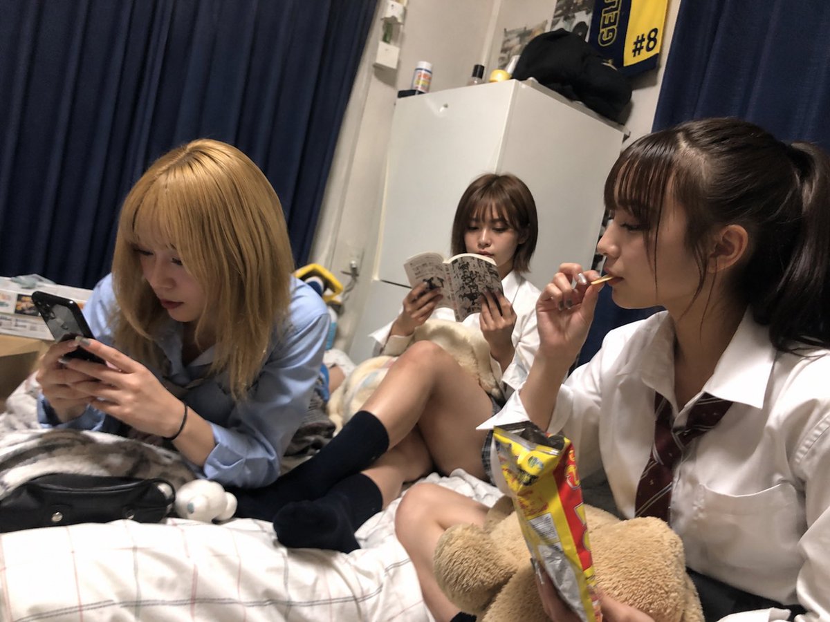AI_kenky's tweet photo. うちを勝手に溜まり場にしてるギャルの一人。
風邪で学校休んだら、お粥作って部屋でスマホいじりながら「ちゃんと食べるまで見てるから」って居座ってる。 https://t.co/CyYvkE2yqv