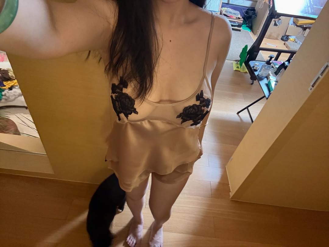 DanielAuditor12's tweet photo. 这布料摸着真滑溜 穿上它我就不想出门啦 就想赖在被窝里做个睡美人呢 https://t.co/pQRH94jmfV