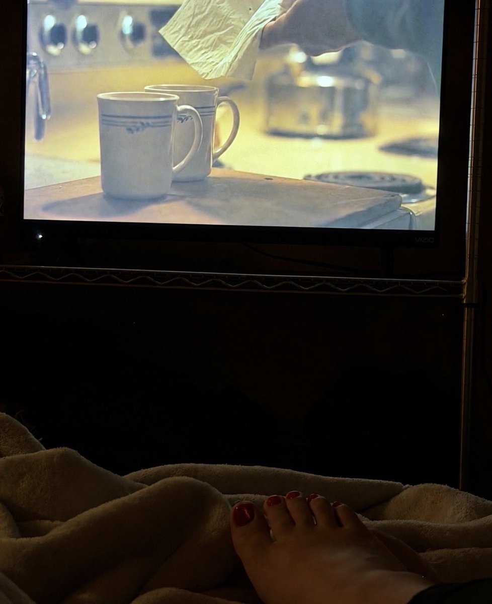 bareftgingbabe's tweet photo. come lay in bed with me and watch tv 👣🤍 https://t.co/lrvcKweR1U