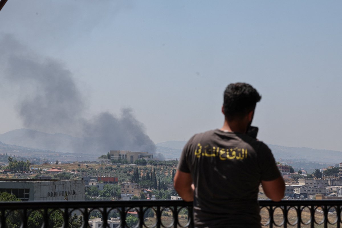 AJEnglish's tweet photo. Smoke rises in Lebanon as Israeli military activity continues despite its inclusion in the US-Iran "peace deal". 

🔴 LIVE updates: https://t.co/snAR8SBhl1 https://t.co/CFUevtQffs