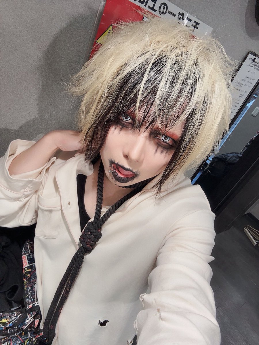 misui_ryu's tweet photo. 「シザーロープ」仙台
ありがとうございました

昨秋の仙台での共演時
帰りの高速SAで一緒にメシ食って
自然と“2MANしようよ”
って話になったのがキッカケなんです

あの時の期待以上に
グサグサ突き刺し合えてる実感が嬉しい

またいつか一緒に帰りたいね
勿論10人で

弱虫 BADｨ
堕ちる所まで堕ちよ https://t.co/Qip9VpcwZE
