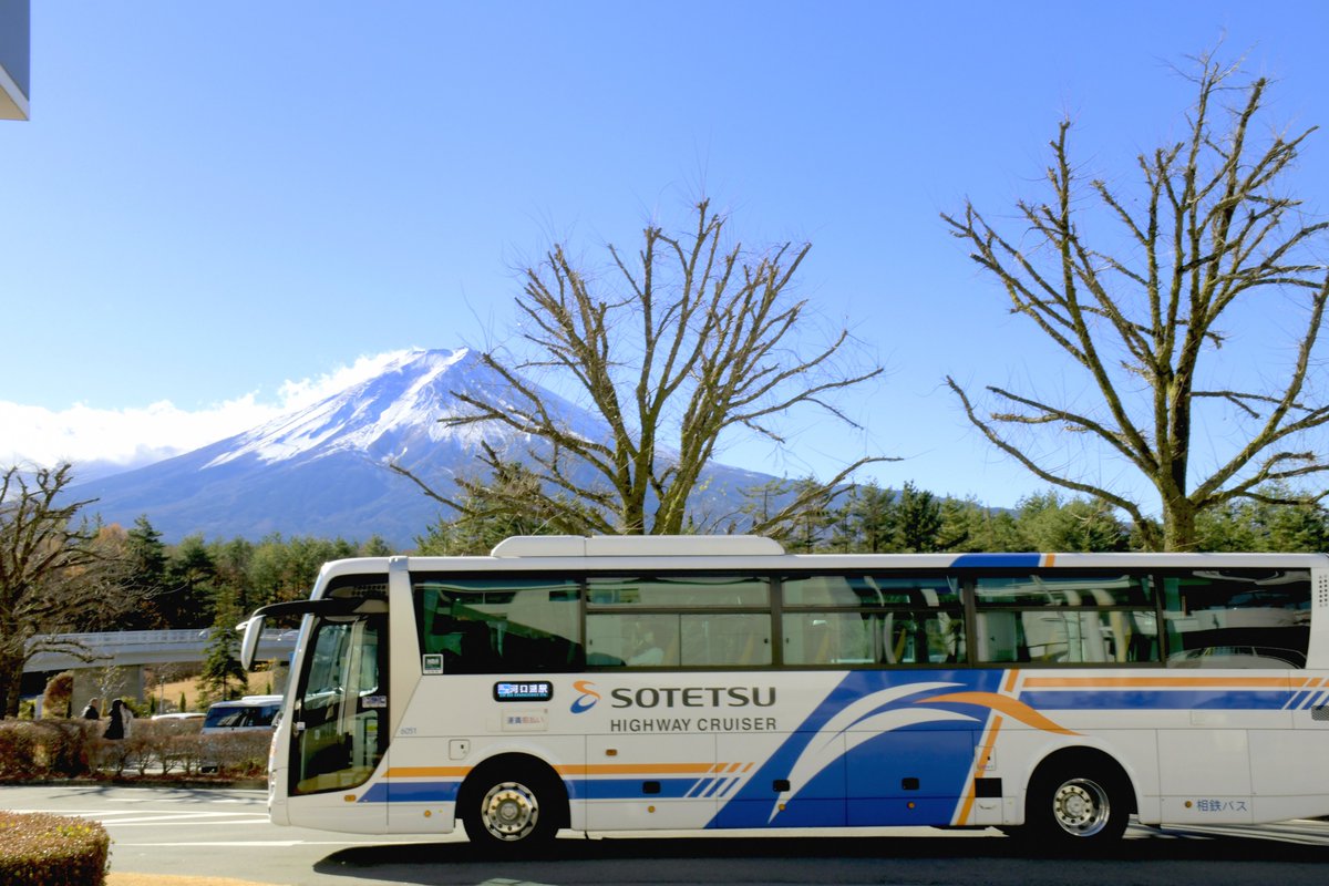 sotetsu_group's tweet photo. 相鉄バスは、今年も「レイクライナー」夏季特別便を運行します！
7月11日(土)から8月30日(日)まで、富士山五合目発着と河口湖駅発着の臨時便をそれぞれ毎日運行。
往復乗車券と富士急ハイランドのフリーパスがセットになったお得なチケットも発売中です。

▼詳しくは
https://t.co/jRIzCdSQXf https://t.co/6YGBzudVZZ