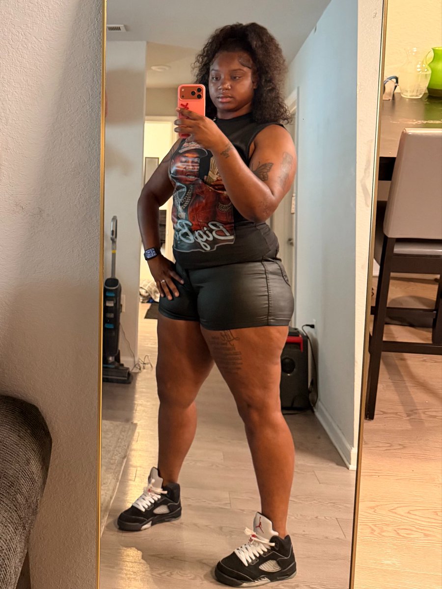 ti_myshoe's tweet photo. big momma , 1 kid 🖤⚜️ https://t.co/Dbn9KaQlcw