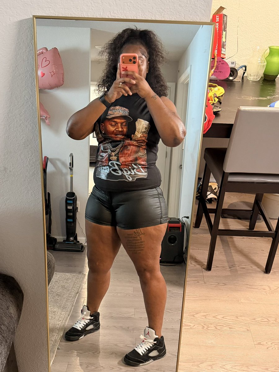 ti_myshoe's tweet photo. big momma , 1 kid 🖤⚜️ https://t.co/Dbn9KaQlcw