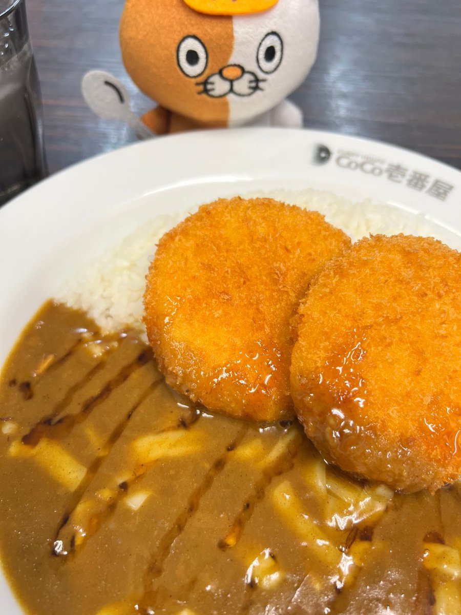 curryichibanya's tweet photo. ╭━━━━━━━━━━━━━━╮
　#甘くなるソース に沼ってます
╰━ｖ━━━━━━━━━━━━╯
辛みを足したカレーにあえて「とろ～り甘くなるソース」を足す
美味しさに気が付きました💡
タブレットのお店は「サービス品」から、
口頭注文のお店は店舗従業員にお申し付けください👍

今日は
クリームコロッケ(カニ入り)(2個)カレー(1辛)
+ハーフチーズ
+とろ～り甘くなるソース(無料)

甘い×辛いの無限ループです∞
#ココイチ