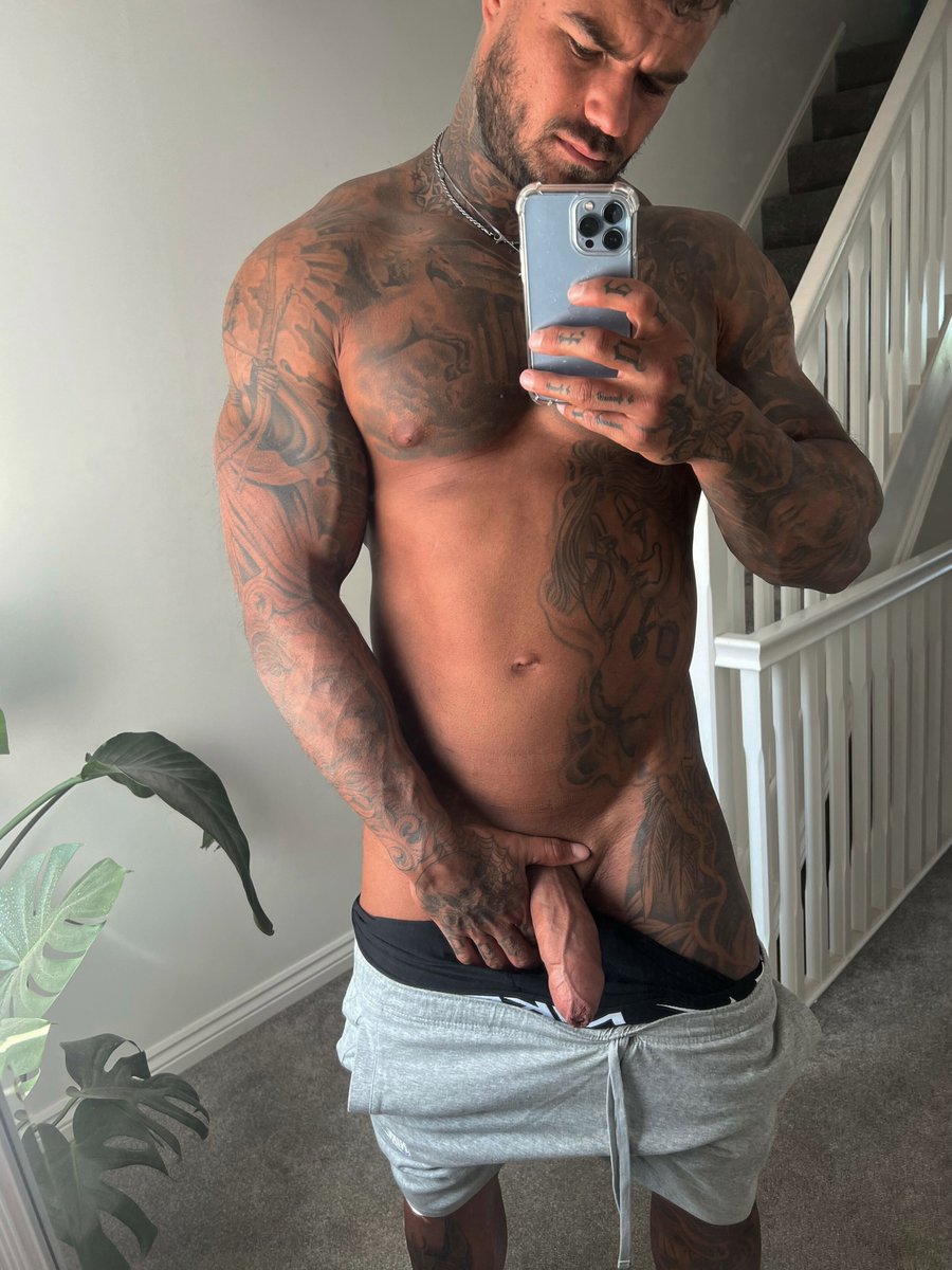 yoursfavboyy's tweet photo. You can suck it, just don’t tell anyone 🤫 https://t.co/AyDk8pVmor