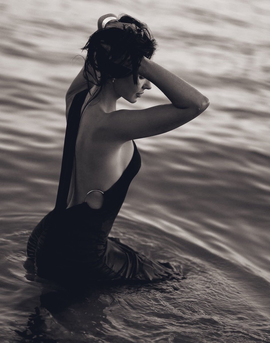 claudiarroyo08's tweet photo. "Pienso en ti, y me convierto en un mar".ca💜 https://t.co/4TmxJTJeXX