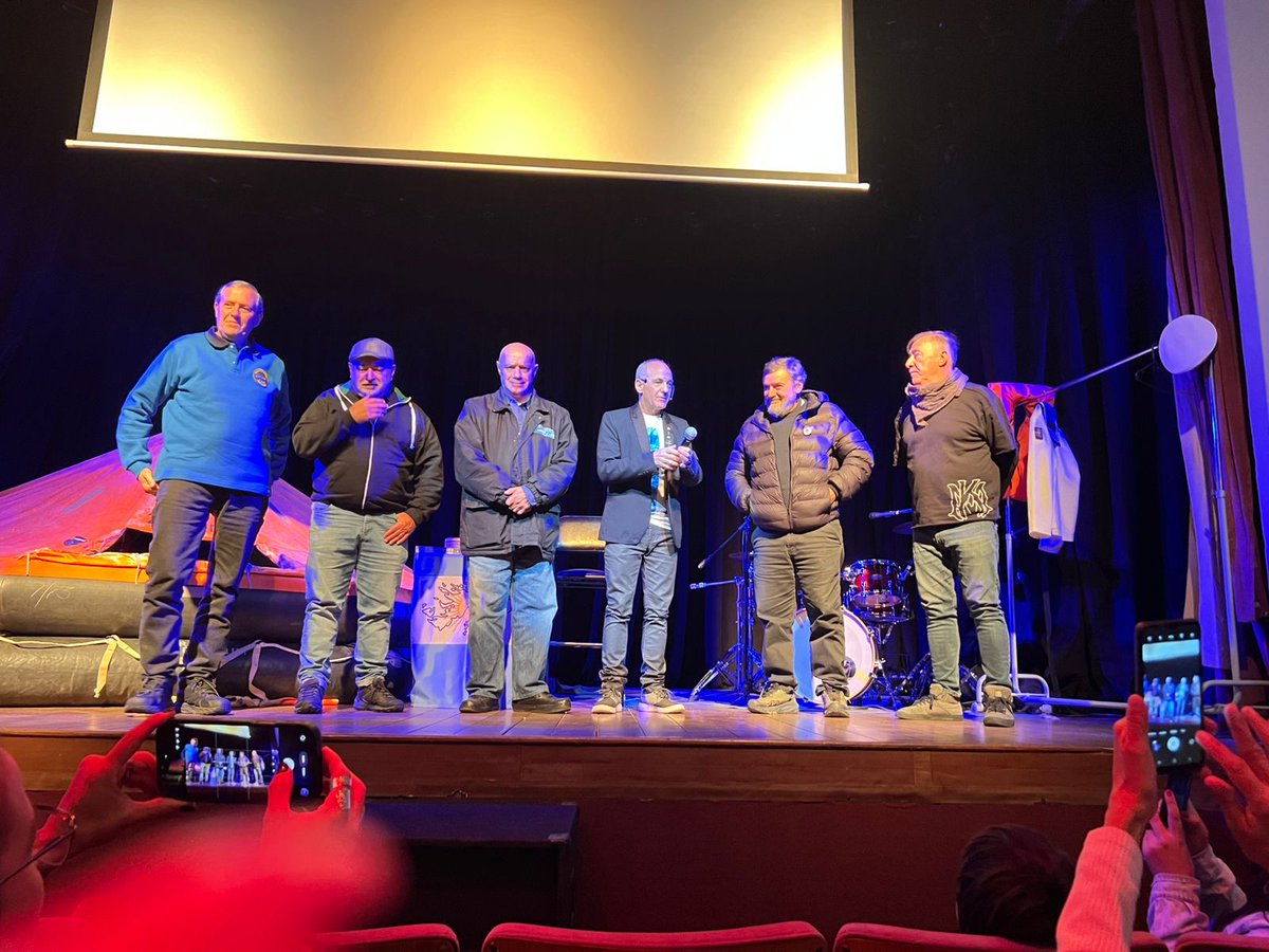 AcsMoron's tweet photo. Presentes por la causa Malvinas en la presentación de la obra de teatro  "Seguir a flote" en el Teatro Municipal Gregorio de Laferrere de Morón junto a los Veteranos de Guerra Malvinas Morón por el "Día de la afirmación de los Derechos Argentinos sobre las Islas Malvinas" . https://t.co/lplsTTdTJY