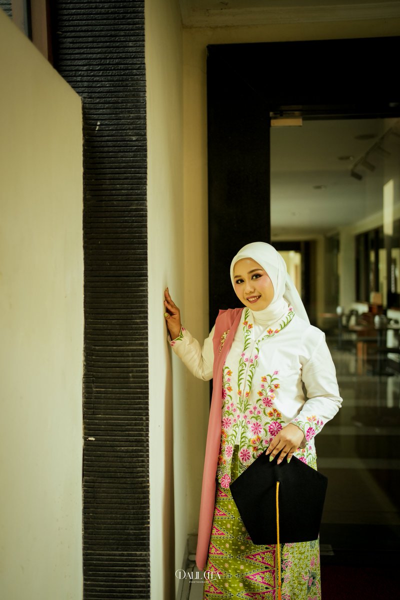 thalitasfa's tweet photo. @utfess foto-foto wisudaku di UT Pusat (tapi wisuda ya daerah). ga pake selempang karena menghemat budget. outfitnya milih kebaya encim karena cantik dan timeless✨✨ https://t.co/Q1XNRukwwB