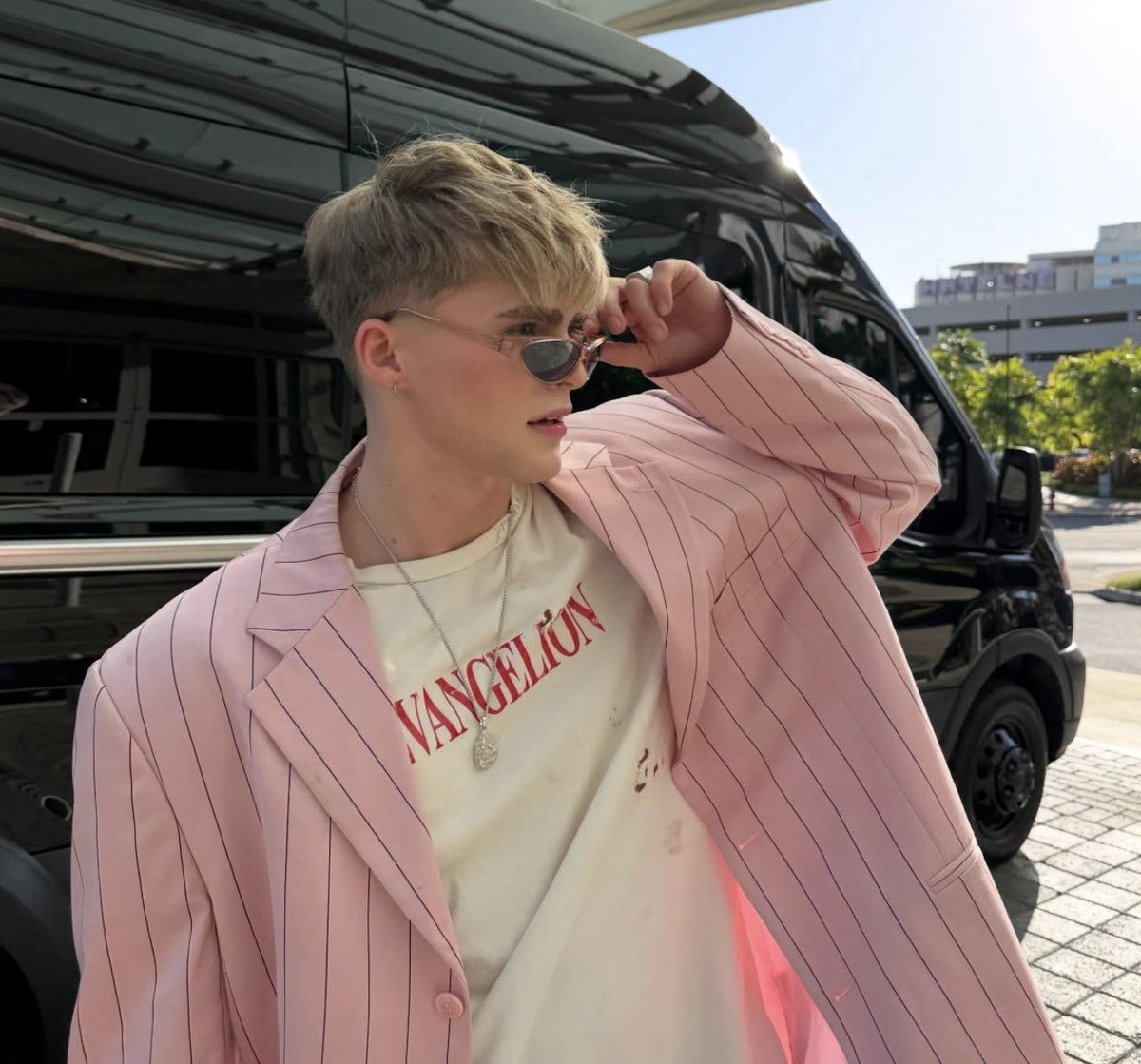 burusplaylist's tweet photo. estoy 100% convencida de que el rosa es el color de gabi.!!!.!.!.!!!!. >.< https://t.co/f7PK7nXyGE