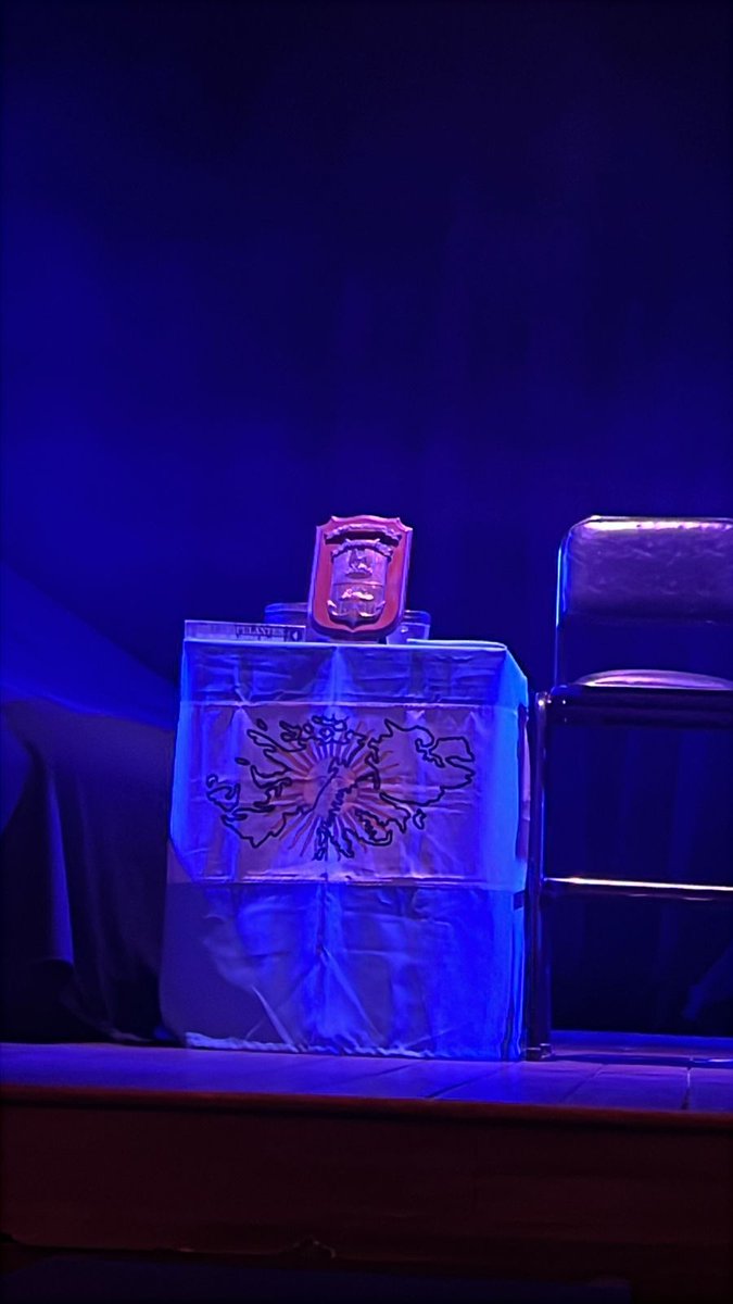 AcsMoron's tweet photo. Presentes por la causa Malvinas en la presentación de la obra de teatro  "Seguir a flote" en el Teatro Municipal Gregorio de Laferrere de Morón junto a los Veteranos de Guerra Malvinas Morón por el "Día de la afirmación de los Derechos Argentinos sobre las Islas Malvinas" . https://t.co/lplsTTdTJY