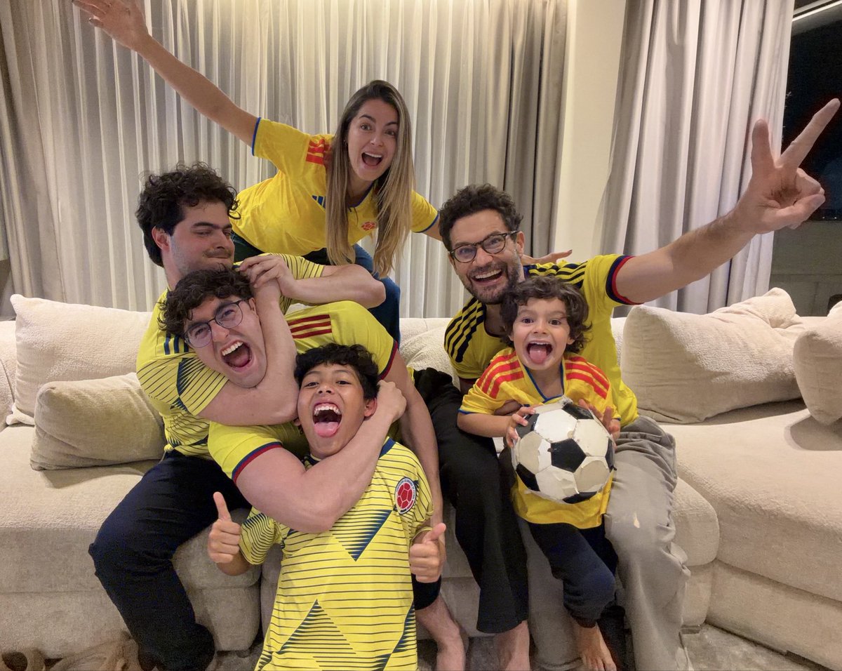 CrissHurtado's tweet photo. Celebramos en familia, con el alma y un orgullo el … #*#£¥ por nuestra Selección COLOMBIA!! 

Vamos por más 🇨🇴💪🙏⚽️👏 https://t.co/BRaKMR7jhM