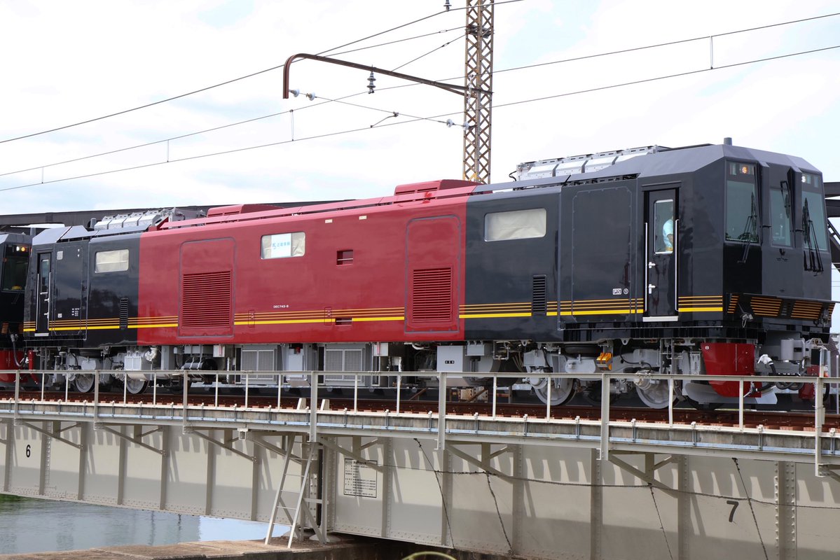 recha963's tweet photo. 試9821D
DEC743-8+DEC743-7+DEC743-1001
近畿車輛出場試運転

ついに出てきたJR西日本の新型事業用車両
まずはJR向けの2両と嵯峨野観光鉄道向けの1両がまとめて出てきました
黒と赤主体の塗装もなかなかかっこいいですね https://t.co/vD7O4c9XTZ