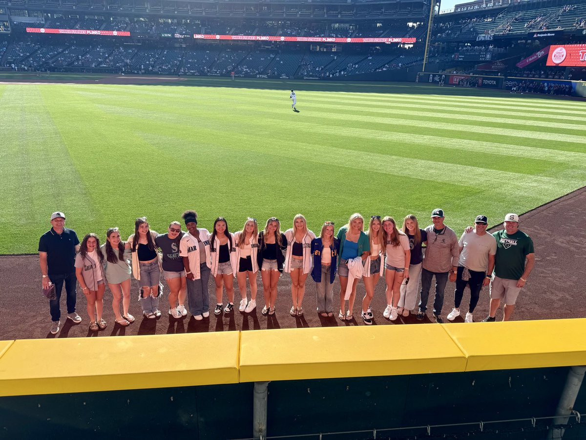 mattdahlgren12's tweet photo. Enjoying the game tonight at T-Mobile Park. It was a thrill to be on the field before the game with my daughter and the Skyline Spartans softball team for winning the 4A State Championship. Thank you @Mariners. 🥎🏆 https://t.co/hDXp4OcXYk