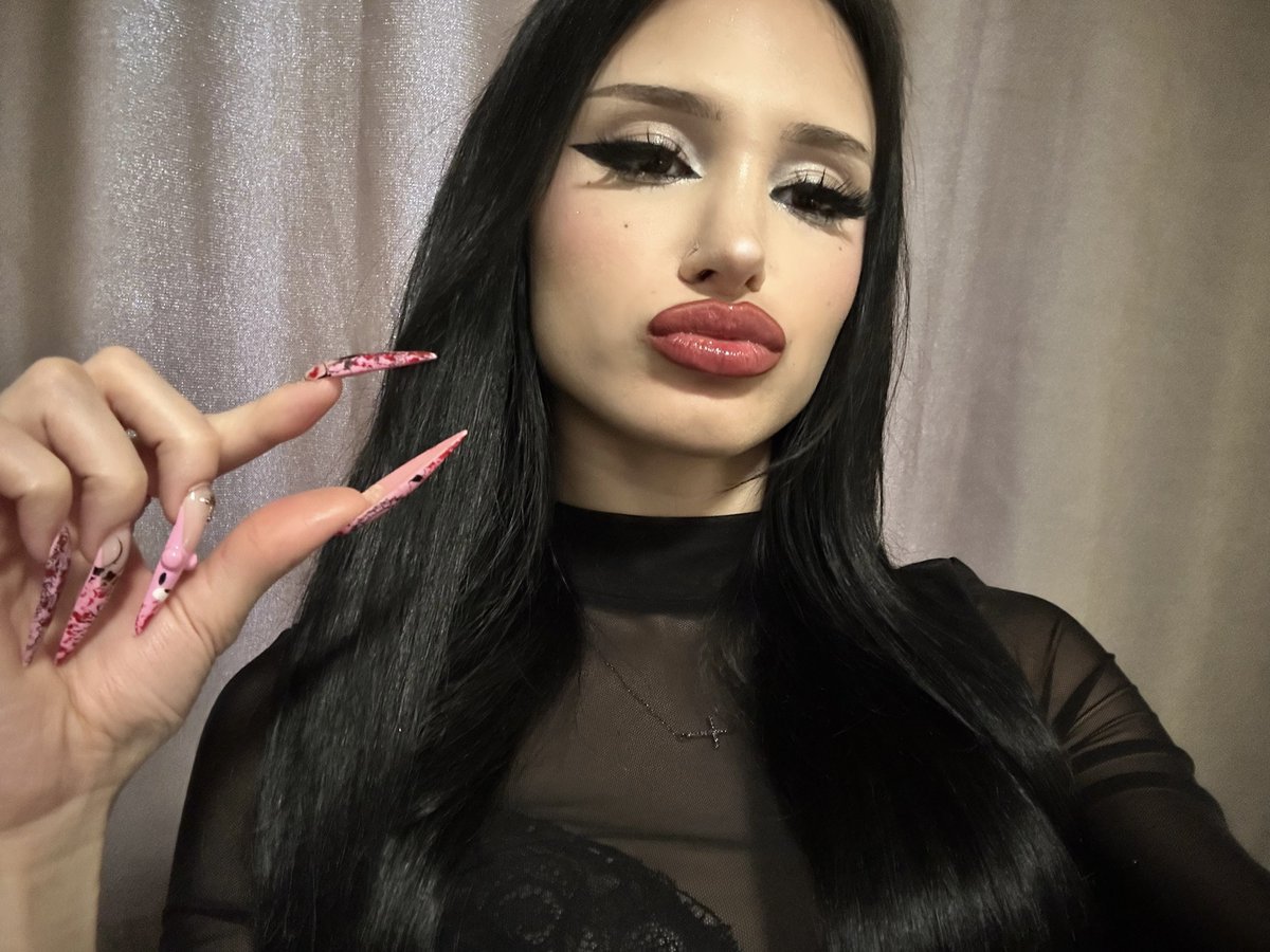 CuckbyMom's tweet photo. La foto que te manda tu mami a petición de tu bully, para reafirmar si autoridad sobre tu madre y humillarte aún más.
(Te corriste solo de ver la foto😵‍💫🤣)
#cuckson #bully https://t.co/NEM3jxoFWW