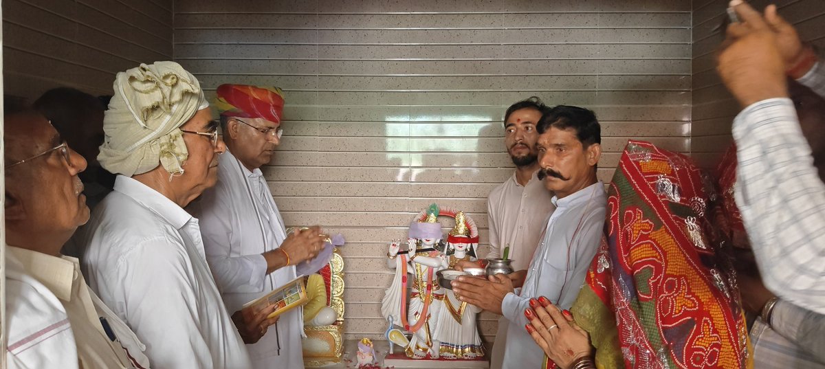 DRGEDAR's tweet photo. #सूरतगढ़_विधानसभा के #मालेर गांव स्थित सैन महाराज मंदिर में आयोजित मूर्ति स्थापना महोत्सव में शामिल होने का सौभाग्य प्राप्त हुआ। 
इस पावन अवसर पर भक्तों के साथ धार्मिक अनुष्ठानों, पूजा-अर्चना एवं भजन-कीर्तन में सहभागिता की।
#drgedar #suratgarh #sriganganagar #सूरतगढ़ #श्रीगंगानगर https://t.co/FRhQ81AOdo