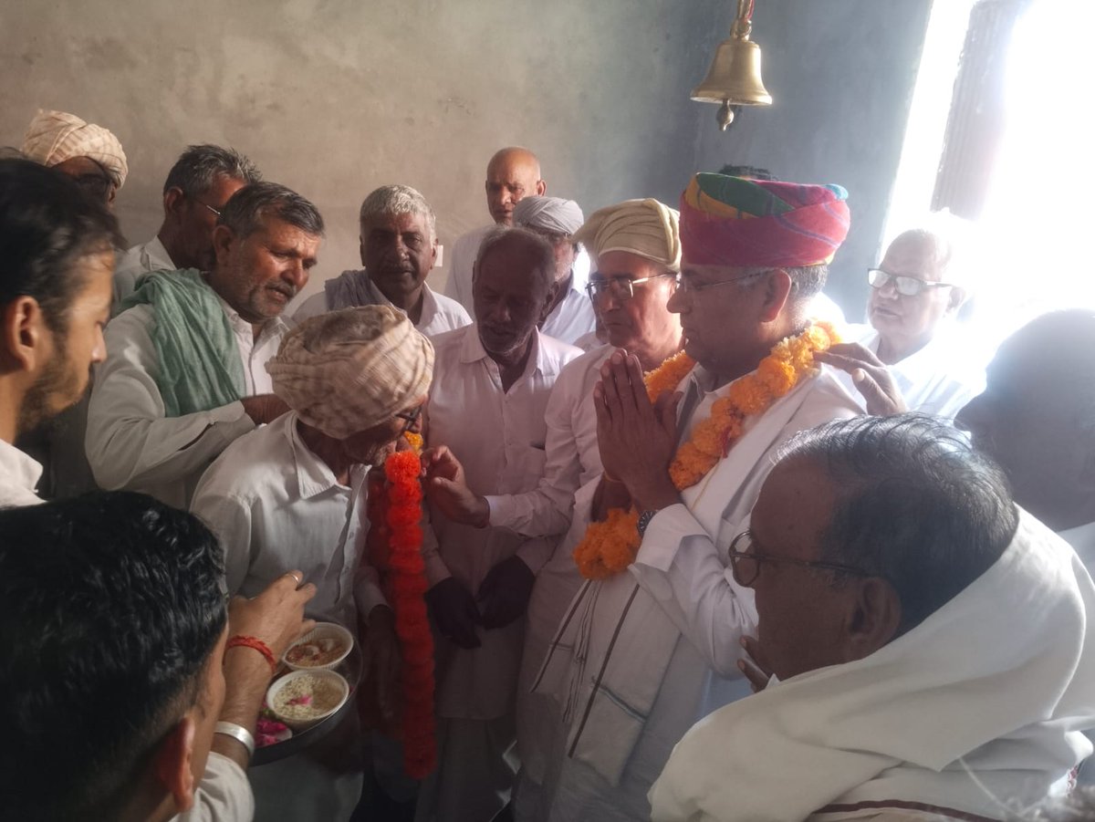 DRGEDAR's tweet photo. #सूरतगढ़_विधानसभा के #मालेर गांव स्थित सैन महाराज मंदिर में आयोजित मूर्ति स्थापना महोत्सव में शामिल होने का सौभाग्य प्राप्त हुआ। 
इस पावन अवसर पर भक्तों के साथ धार्मिक अनुष्ठानों, पूजा-अर्चना एवं भजन-कीर्तन में सहभागिता की।
#drgedar #suratgarh #sriganganagar #सूरतगढ़ #श्रीगंगानगर https://t.co/FRhQ81AOdo
