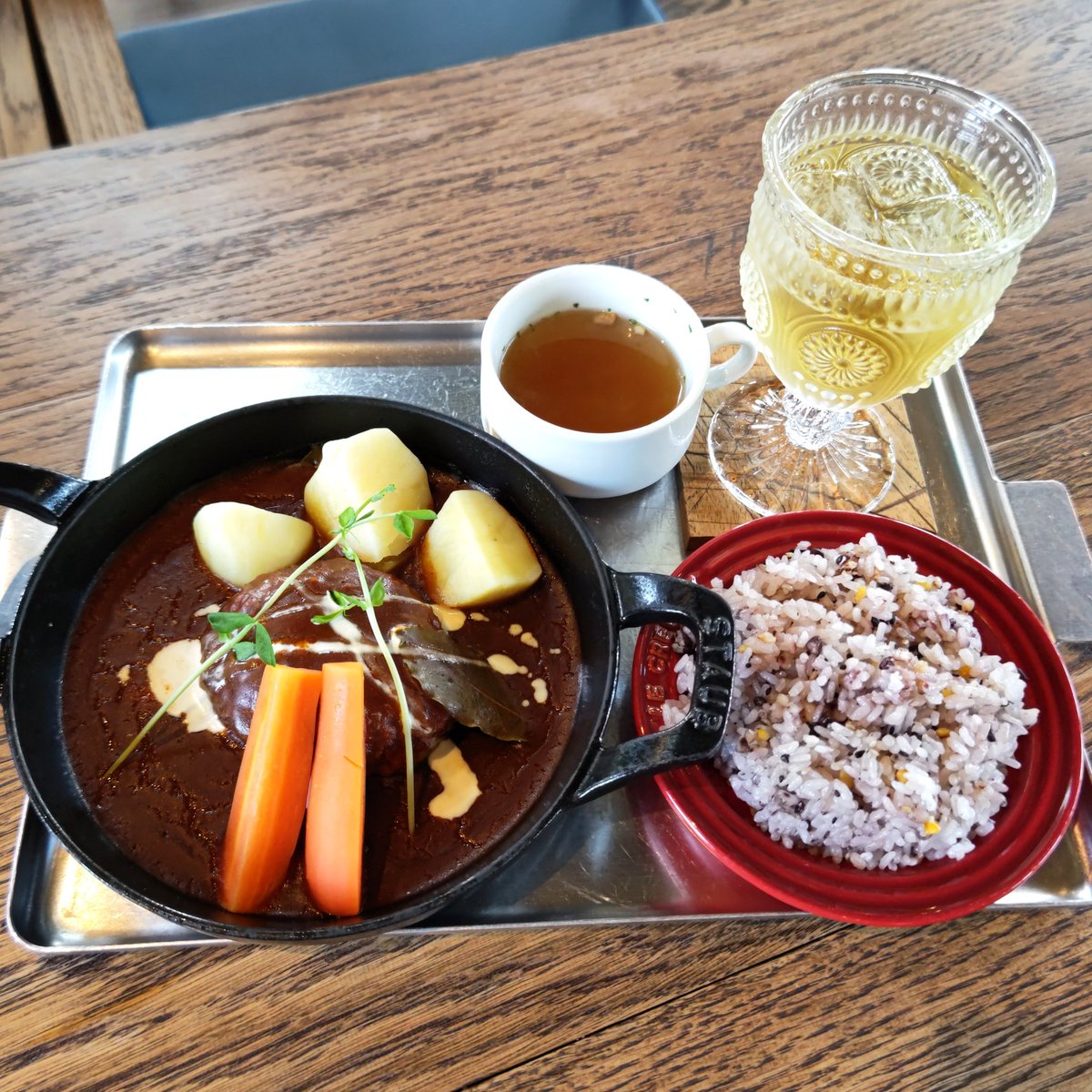 bottibochi's tweet photo. GONZO cafe(米原市)

デリプレートローストビーフ(2000円)
5食限定・煮込みハンバーグ(1900円)

肉料理・スパイスカレー・パスタ等幅広いメニューが楽しめるこちらの人気のカフェでランチ( ´∀`)/
近江牛のローストビーフは肉質も良く選んで良かった最高のプレートランチ♪ https://t.co/OvyK9rSeYJ