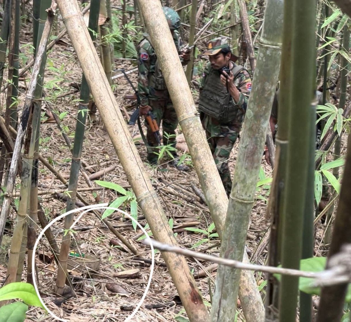 kdestiny877's tweet photo. @CharyaHen2025 Cambodian soldiers secretly crossed over to plant landmines on the Thai side. https://t.co/1i6hbwxPeS