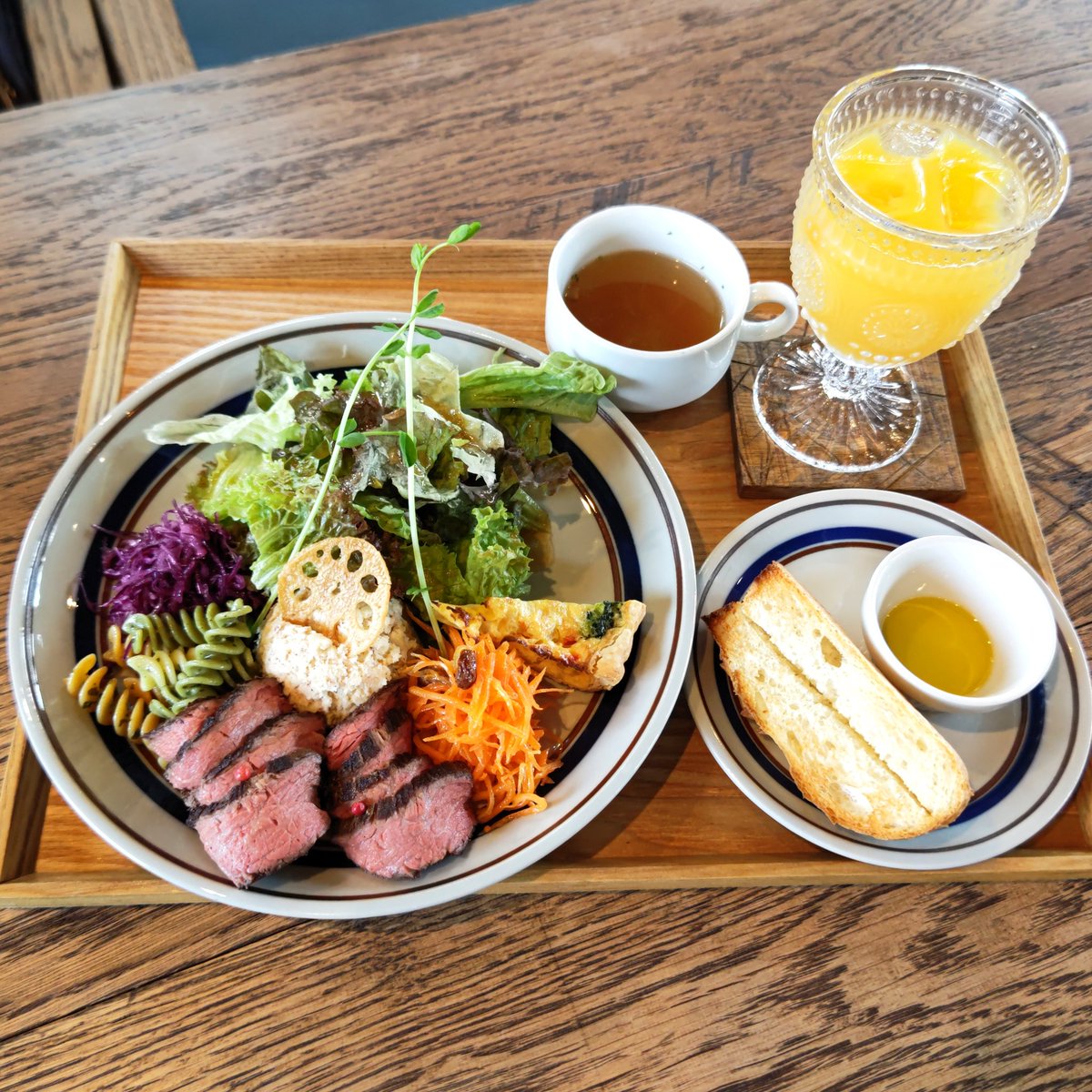bottibochi's tweet photo. GONZO cafe(米原市)

デリプレートローストビーフ(2000円)
5食限定・煮込みハンバーグ(1900円)

肉料理・スパイスカレー・パスタ等幅広いメニューが楽しめるこちらの人気のカフェでランチ( ´∀`)/
近江牛のローストビーフは肉質も良く選んで良かった最高のプレートランチ♪ https://t.co/OvyK9rSeYJ