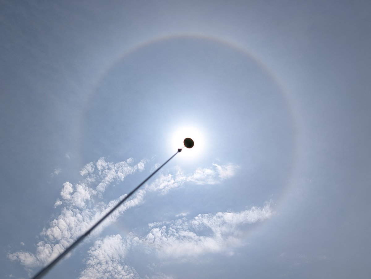 sky_kihs's tweet photo. 札幌では明瞭なハロか外接ハロが出ています。下の方には環水平アークらしき虹色も見えています #イマソラ #halo_jp https://t.co/hWGIP2sxdl