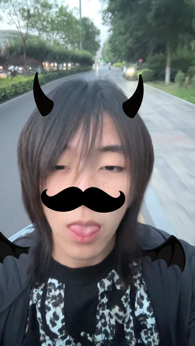 AL77outlook's tweet photo. 头发拉直了
此人现在无比忧郁😈 https://t.co/U3DERf44JP