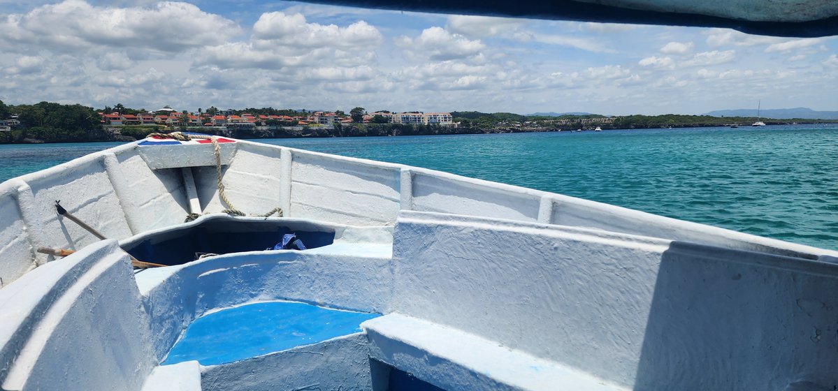 KeylightLiz's tweet photo. Best surprise of the walk from downtown Sosúa: discovering Bahía de Sosúa tucked behind a bustling narrow market road.  Didn’t take much persuasion to hop on a boat ride… throwing bread to summon the fish was clearly part of the show. Upon returning and the salesman told us if we had had our baking suits we could have gone snorkeling... of course me faster than rickety split was there today again, with other friends 🫠 🐟🐠🐟🐟🐟🐟