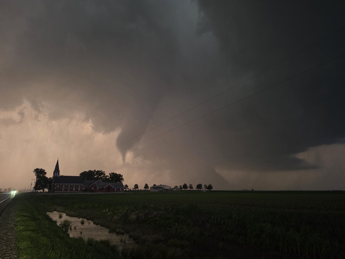 Stormycat771's tweet photo. Caught a good view of the tornado near Effingham, IL earlier this evening! https://t.co/7KxAoDEcJf