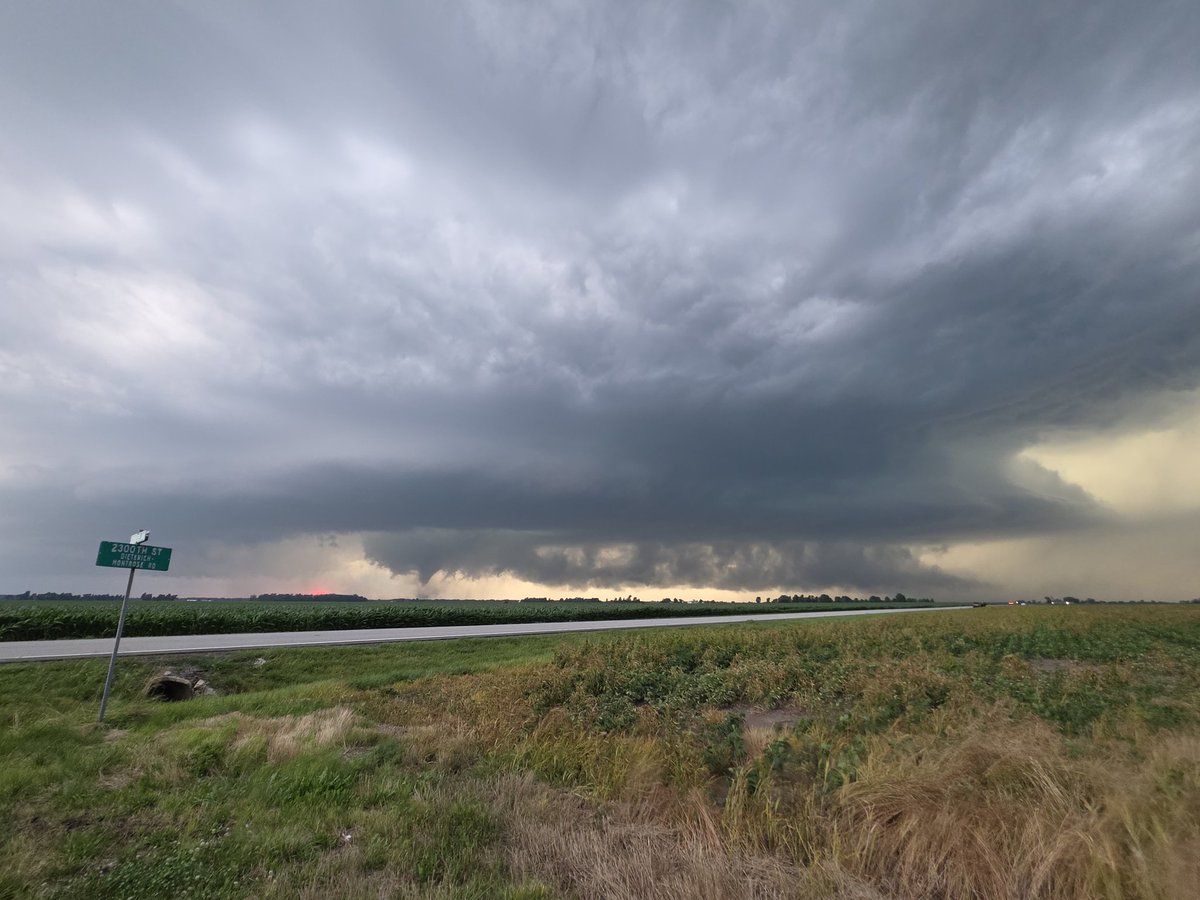 Stormycat771's tweet photo. Caught a good view of the tornado near Effingham, IL earlier this evening! https://t.co/7KxAoDEcJf