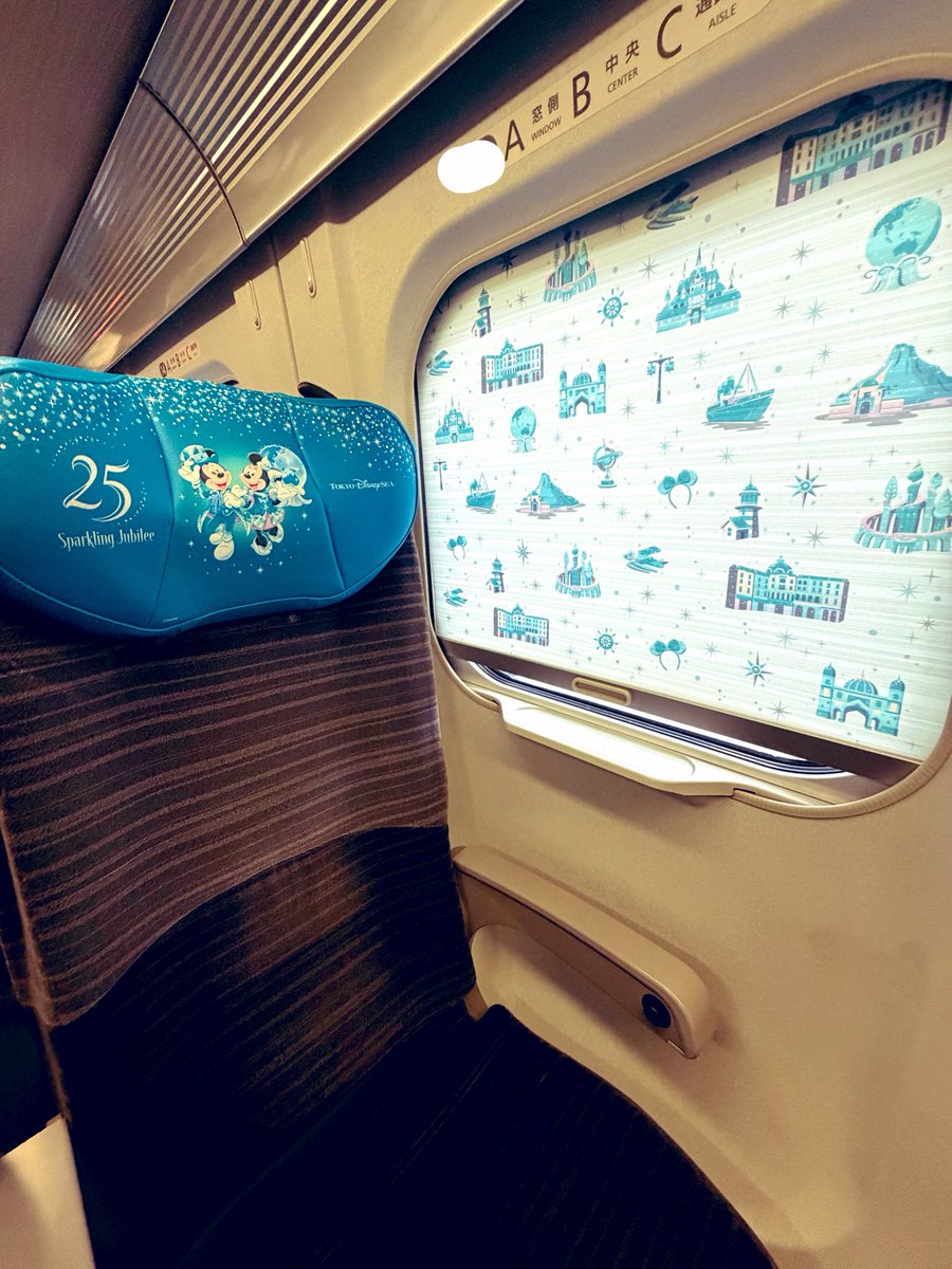 tomo_tre's tweet photo. 通勤の新幹線がディズニーだった🚅 https://t.co/kjXNdwphAB