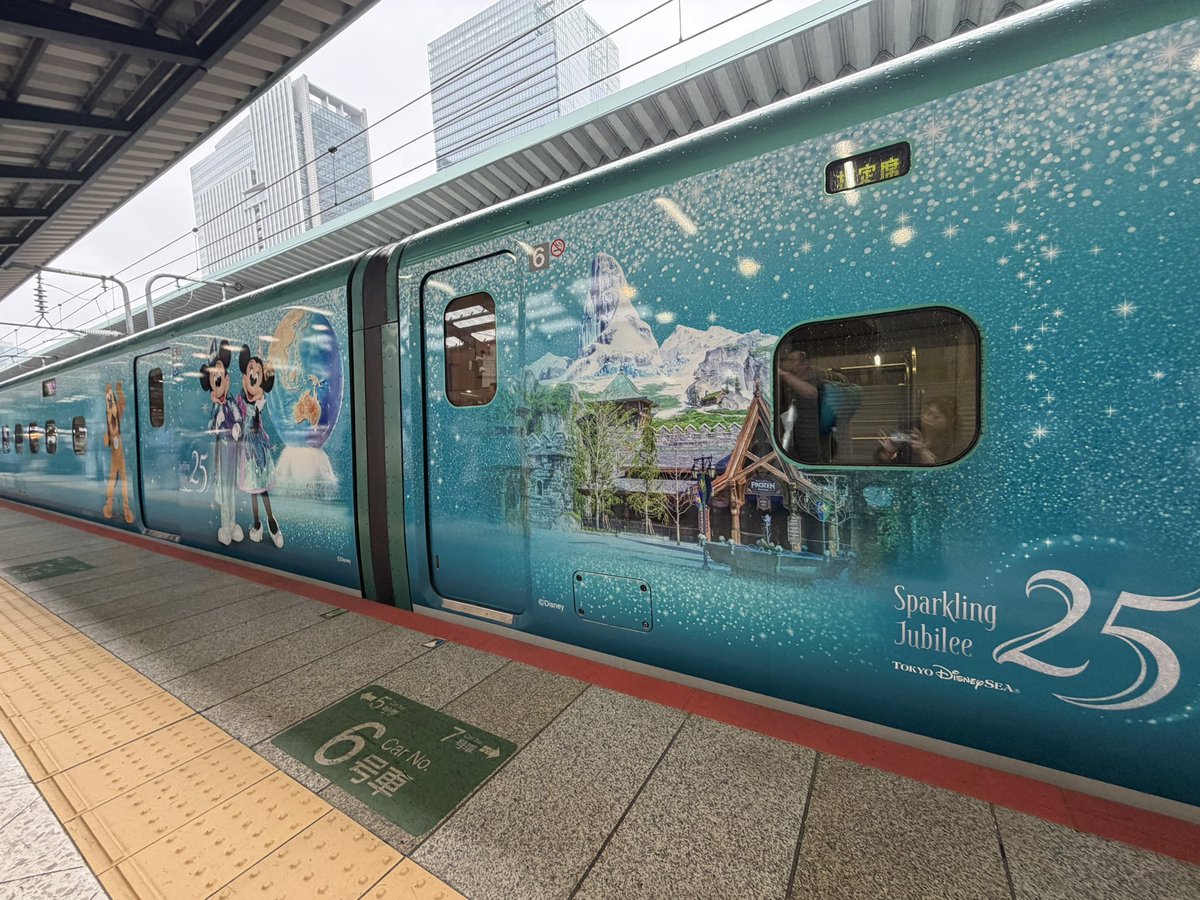 tomo_tre's tweet photo. 通勤の新幹線がディズニーだった🚅 https://t.co/kjXNdwphAB