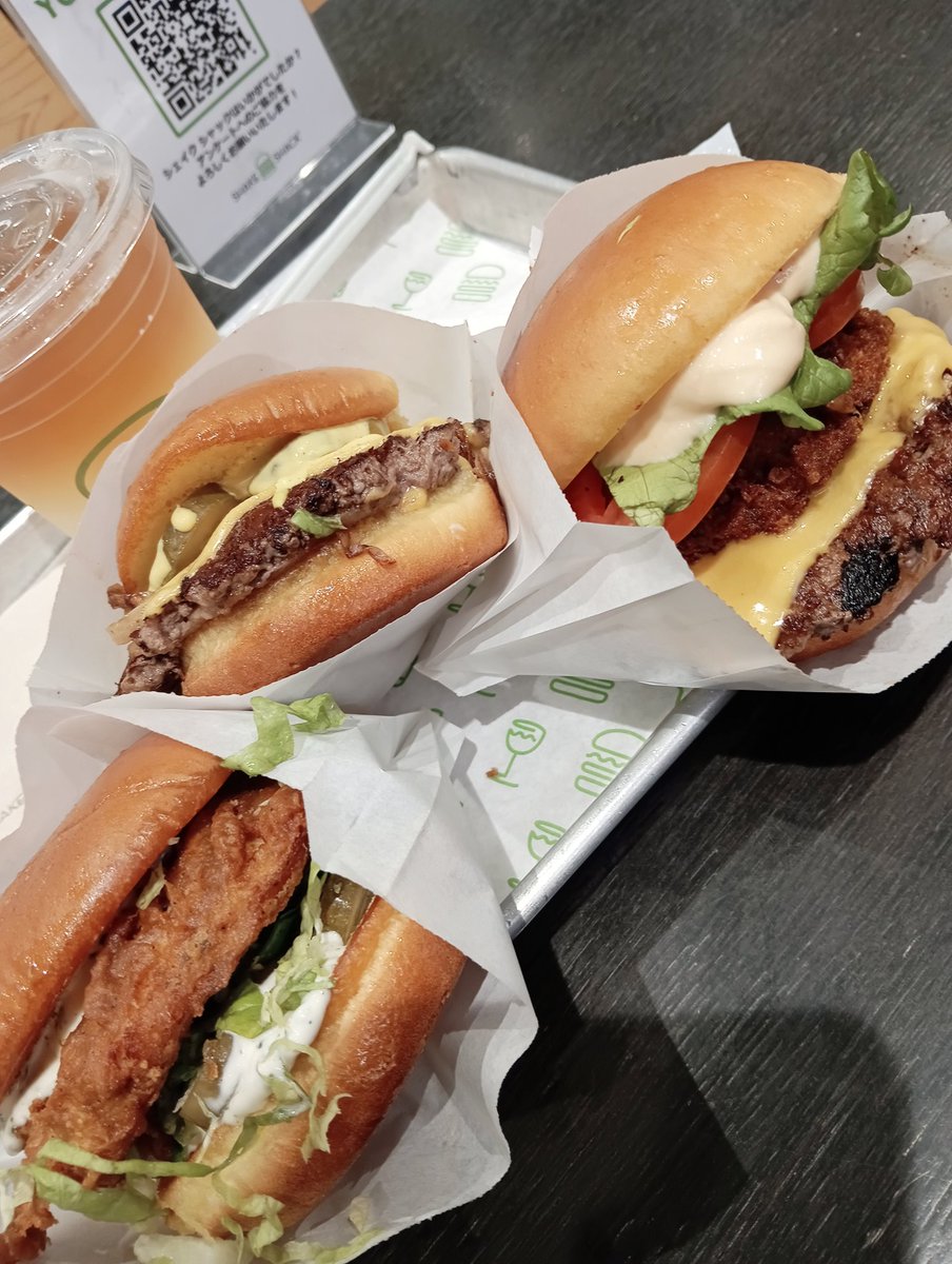 men01327369's tweet photo. シェイク シャック
成田国際空港第1ターミナル店
初めて食べたけど旨い！これはまた食べに来たいですね！嫁のチキンも食べさせてもらったけど全部旨かったです。 https://t.co/YI3QrqhWxA