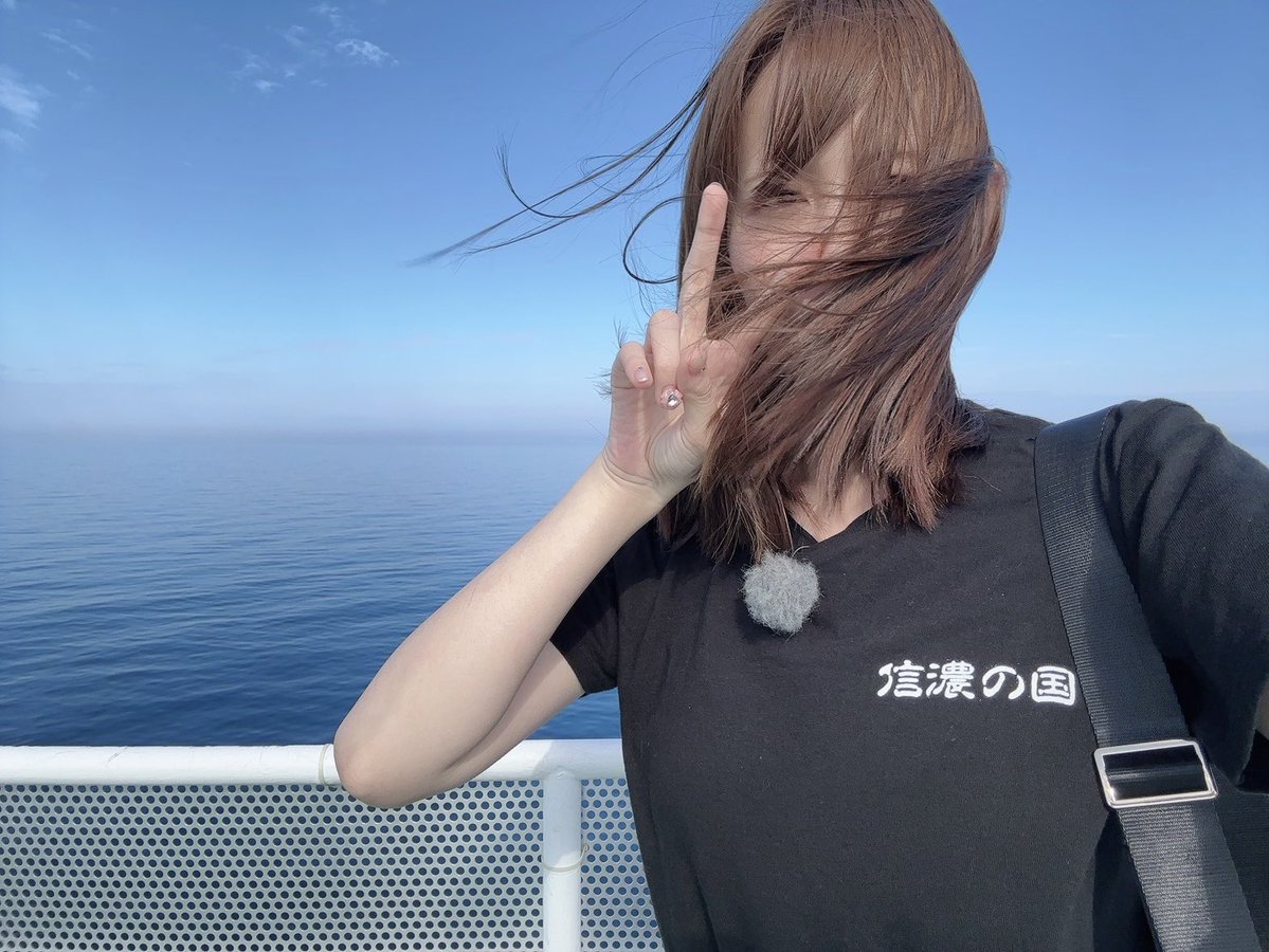 nanako_nsmr's tweet photo. 風強すぎて自撮りこれ
泊まりでロケです🍎 https://t.co/yqEAQHTKgh