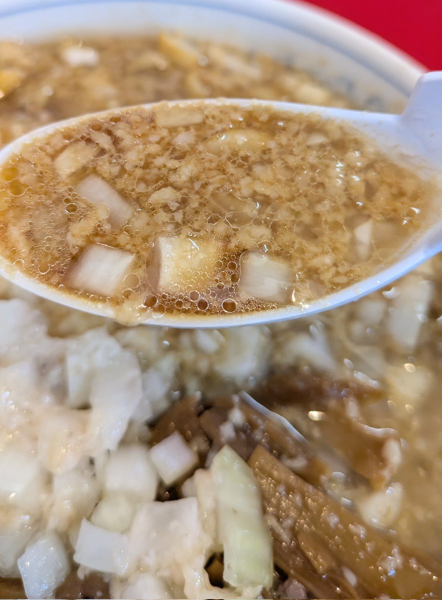 MxC6X6BcHXBm7ng's tweet photo. 中華亭(新潟三条市)

旨いらーめんと郷土料理食べたくて単独遠征🚙

中華大盛(大油)＋玉ねぎ

やっぱり最初は日本一好きなここ！
ビロビロ太麺＆煮干ベースの激旨スープに白胡椒をたっぷりかけて😍
チャッチャ背脂とシャキ玉ねぎ＆メンマも最高😋

やっぱり旨い。旨すぎるよ中華亭！
ご馳走様でした☺️ https://t.co/gmVL8RxIct