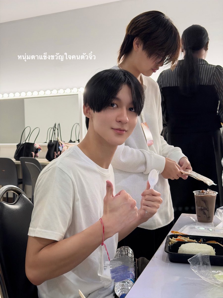 iminluvwithbkpp's tweet photo. คือหล่อแต่เช้าเลยพี่คนนี้น่ะ ขวัญใจคนตัวจิ๋วแต่คนตัวจิ๋วหายไปไหนน้อ 👀

#DMDLINEUP2026SOON
#rryjinnn https://t.co/DLwFMNzvrg