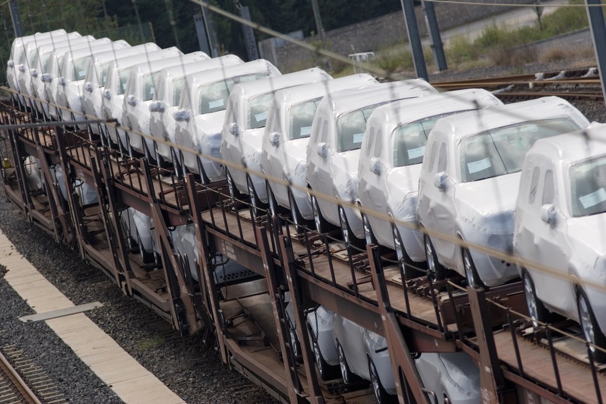 ETAuto's tweet photo. 🚗India to allow import of 3.78 lakh UK cars at concessional duty over 15 years under trade pact🚗

Read at:
https://t.co/1VOaceYVBE

#IndiaUKtrade #cartradeagreement #cars #carimport #UKmarket #ETAuto https://t.co/WK8N0CLyfO