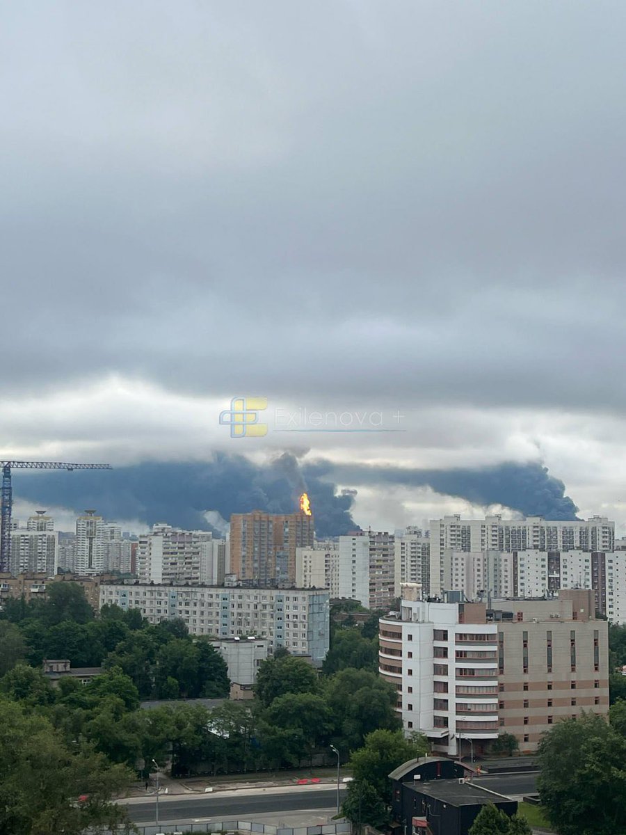 kozako01's tweet photo. 🔥🔥 Refinería rusa en Kapotnia , Moscú , el llamas https://t.co/4pOxublnGy