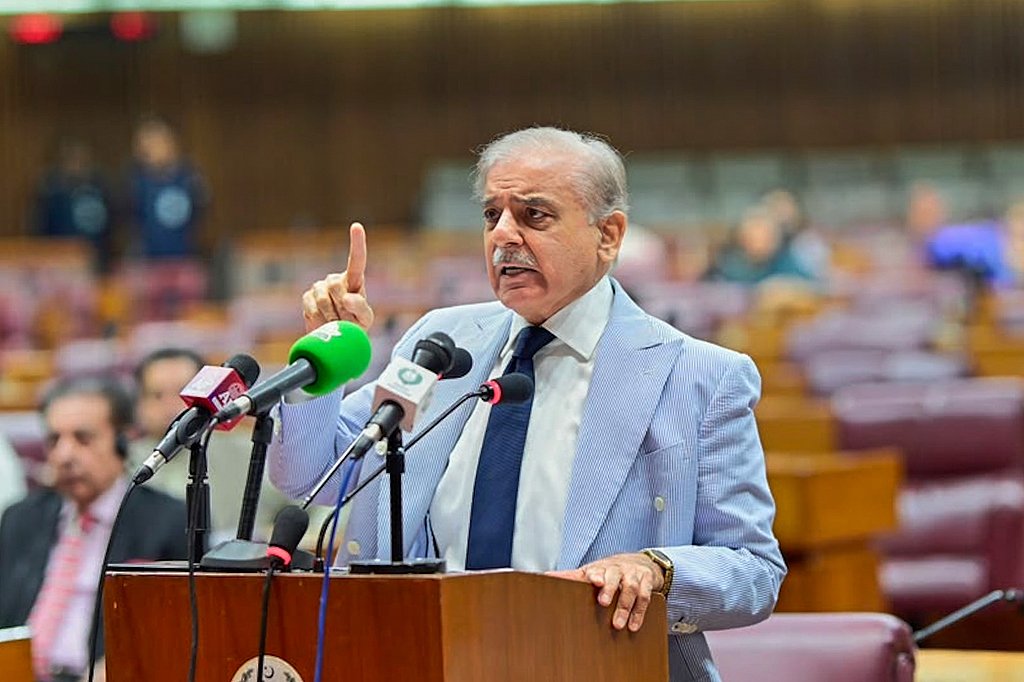 CGTNOfficial's tweet photo. Pakistani Prime Minister Shehbaz Sharif said on Thursday that a memorandum of understanding (#MoU) between the United States and Iran has been electronically signed by the leaders of both countries and has entered into force with immediate effect. https://t.co/qaLrIvrfYT https://t.co/RuvMzDHmiY